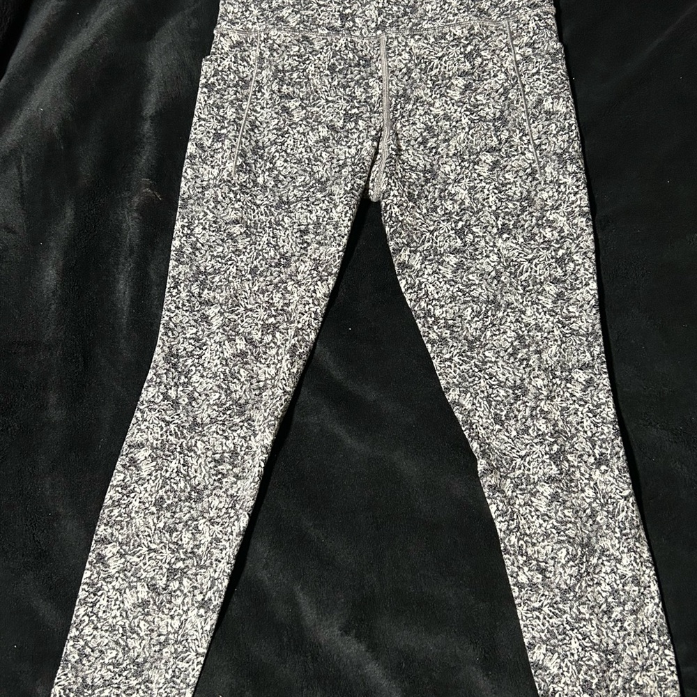 Athleta  salutation 7/8  Leggings- size small
